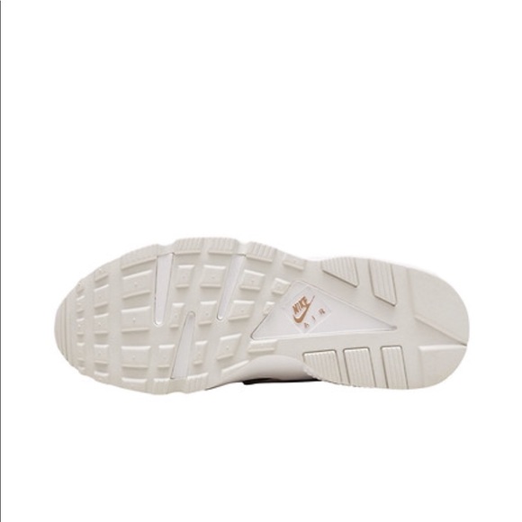 Rare Brand New Nike Women’s Huaraches in Rose Gold - Picture 2 of 5